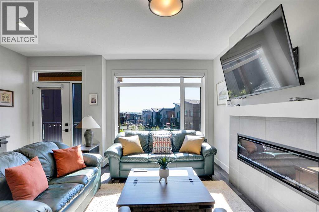 Single Family House for Sale in  Royal Elm Green NW Royal Oak Calgary 