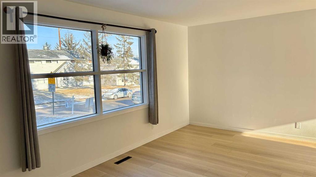 Single Family House for Sale in   Avenue NE Winston Heights/Mountview Calgary 