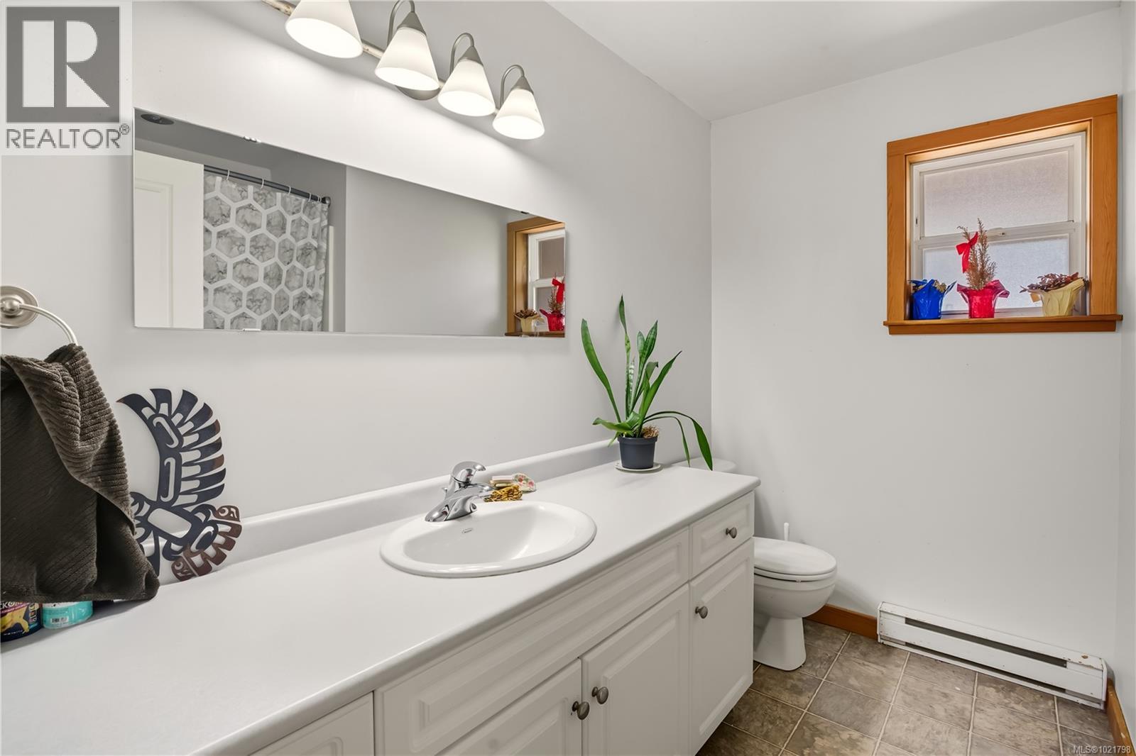 978 Peninsula Rd, Ucluelet