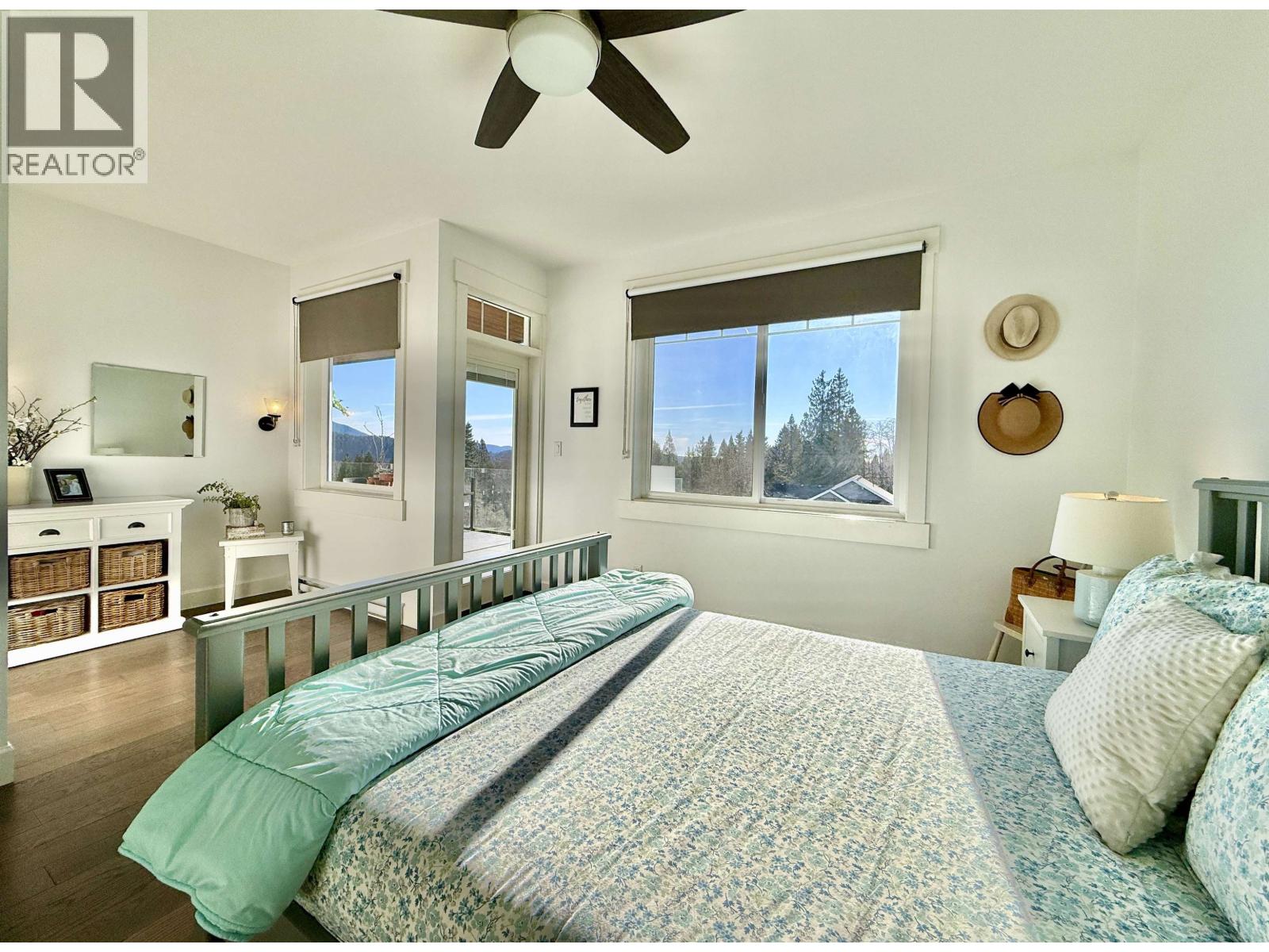 605 WOODLAND AVENUE, Gibsons