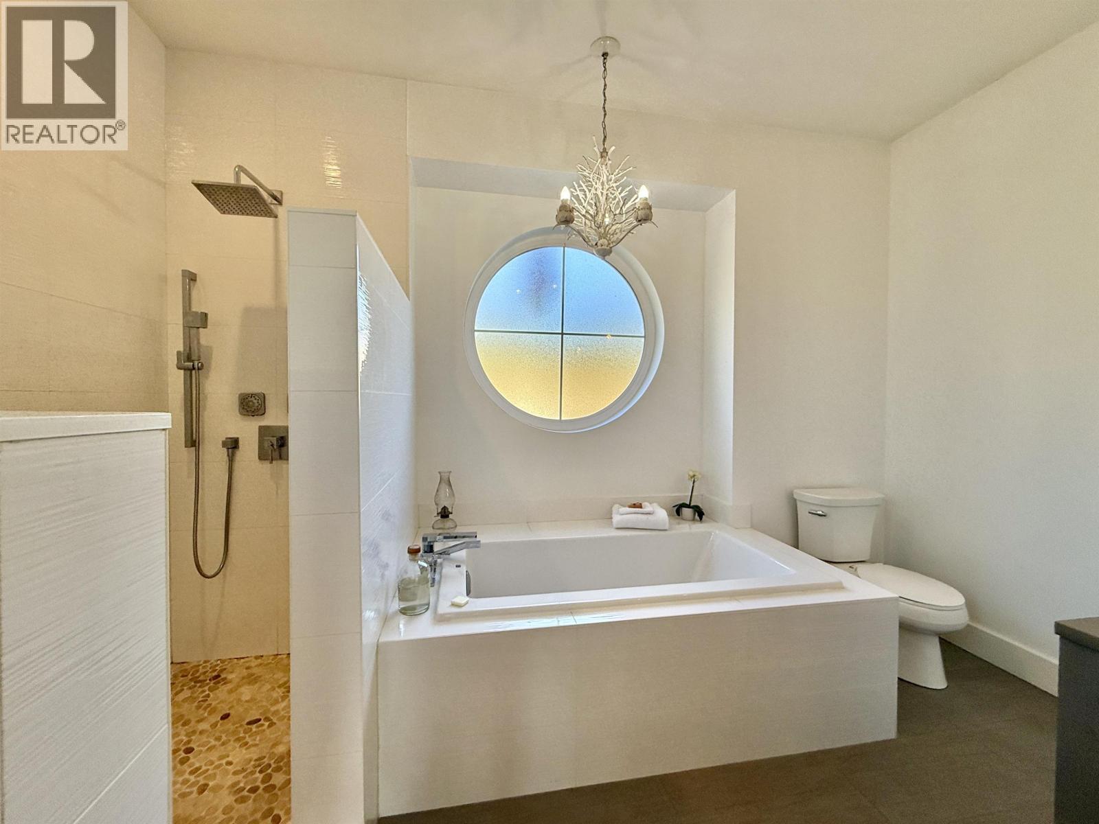 605 WOODLAND AVENUE, Gibsons