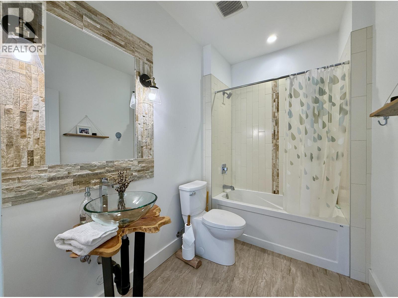 605 WOODLAND AVENUE, Gibsons