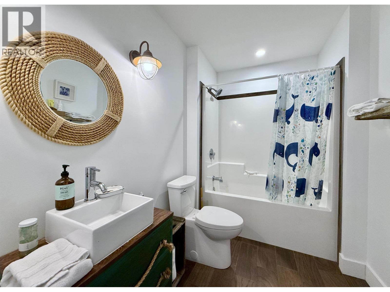 605 WOODLAND AVENUE, Gibsons