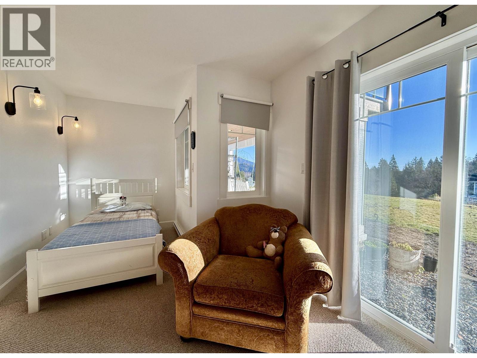 605 WOODLAND AVENUE, Gibsons