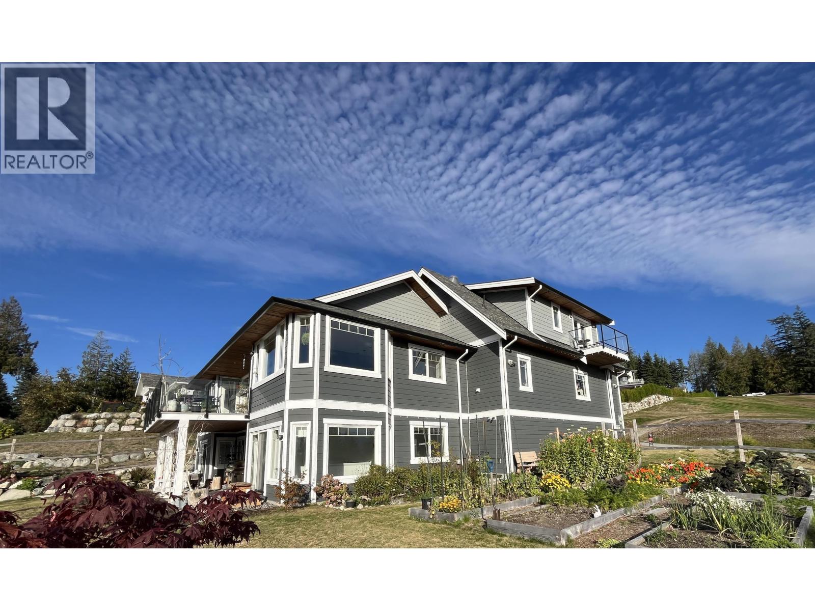 605 WOODLAND AVENUE, Gibsons
