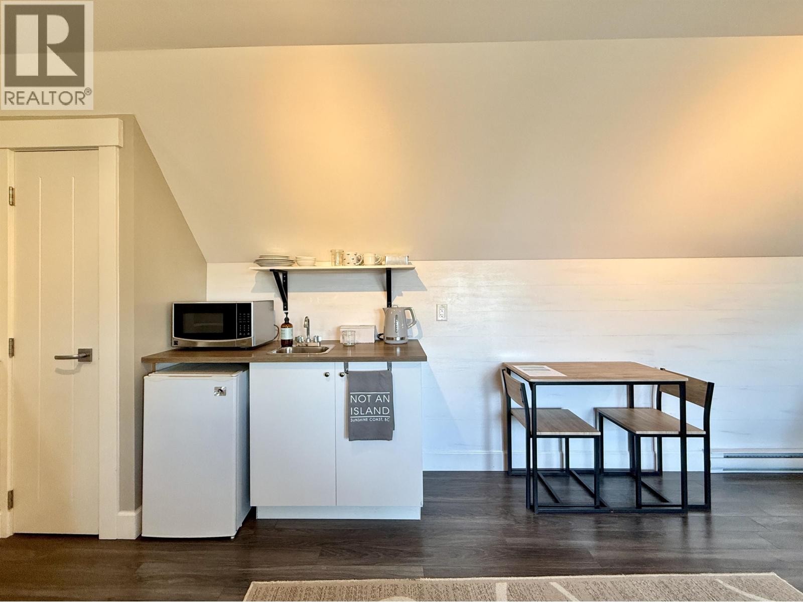 605 WOODLAND AVENUE, Gibsons