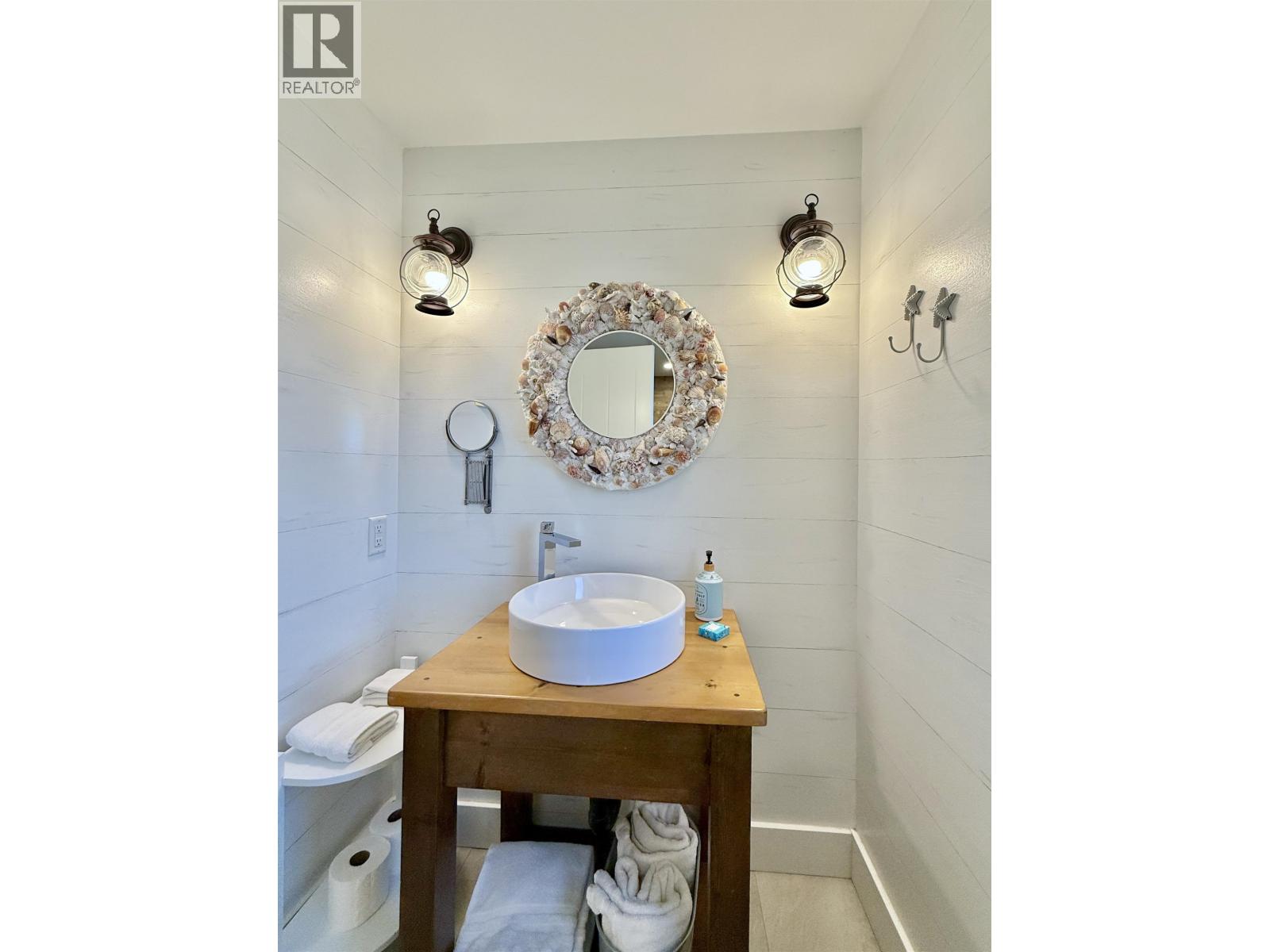 605 WOODLAND AVENUE, Gibsons