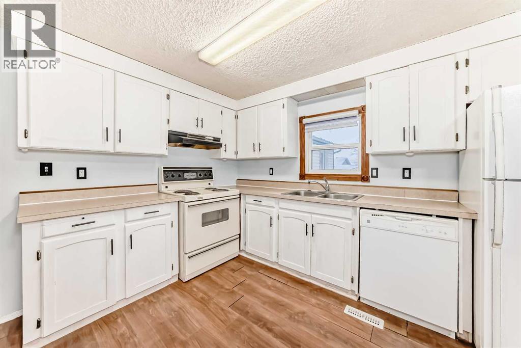 5209 46 Street - Photo 5 of 28, Rimbey, Alberta