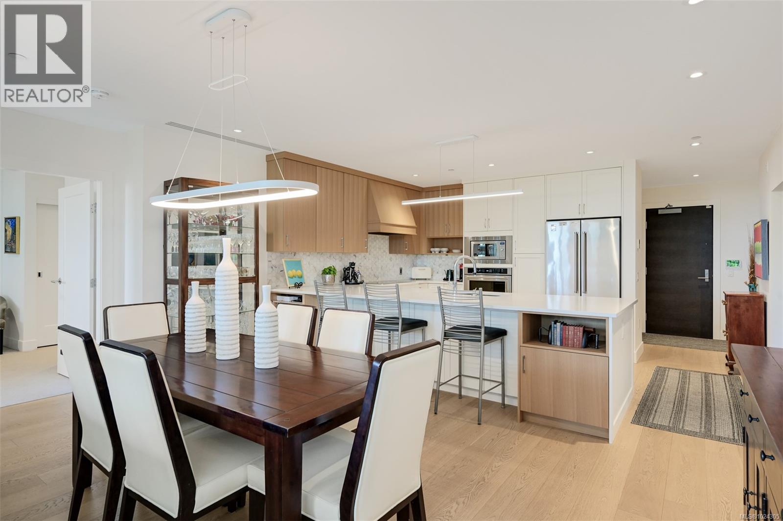 202 5388 Hill Rise Terrace, Saanich