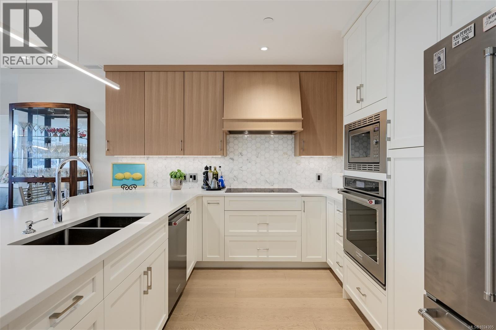 202 5388 Hill Rise Terrace, Saanich