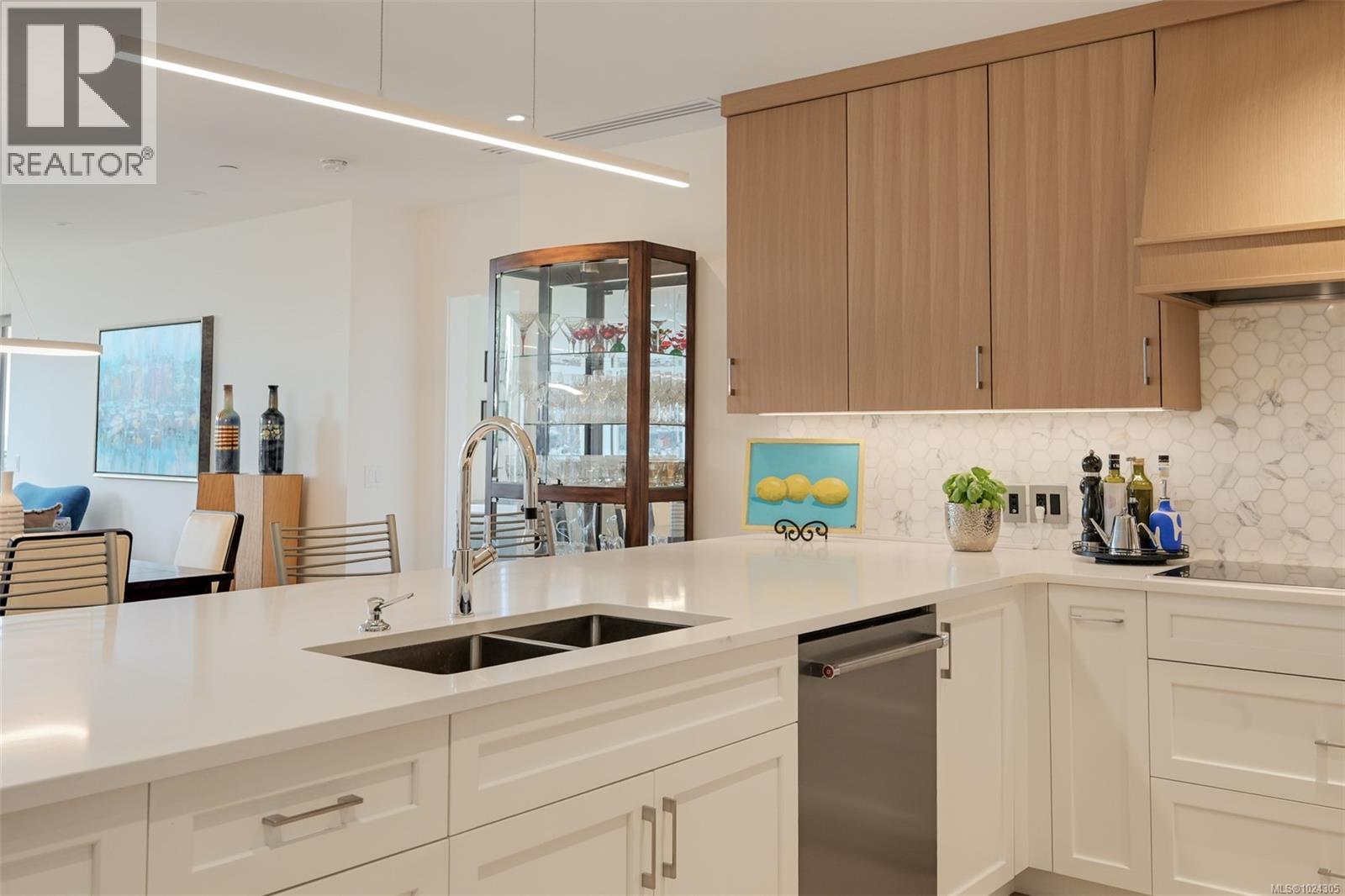 202 5388 Hill Rise Terrace, Saanich