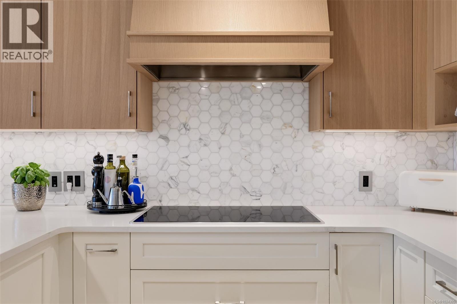 202 5388 Hill Rise Terrace, Saanich