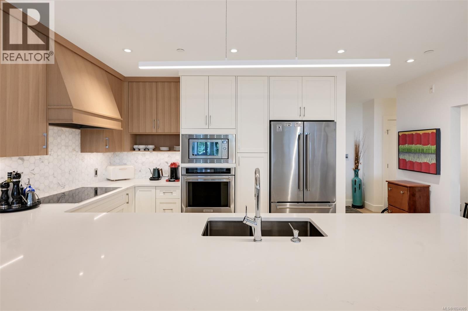 202 5388 Hill Rise Terrace, Saanich