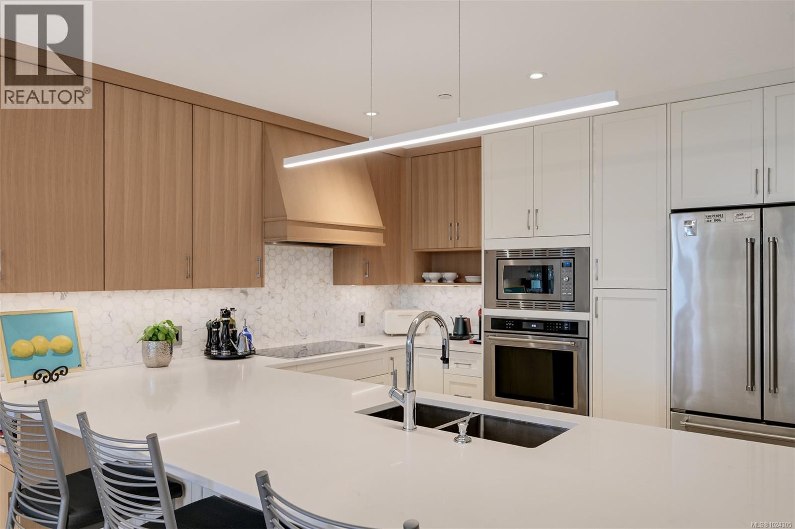 202 5388 Hill Rise Terrace, Saanich