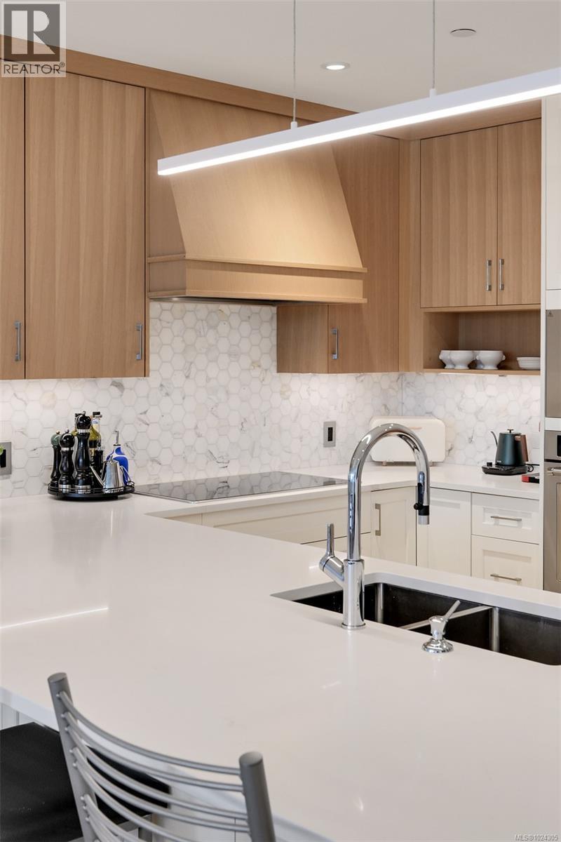 202 5388 Hill Rise Terrace, Saanich