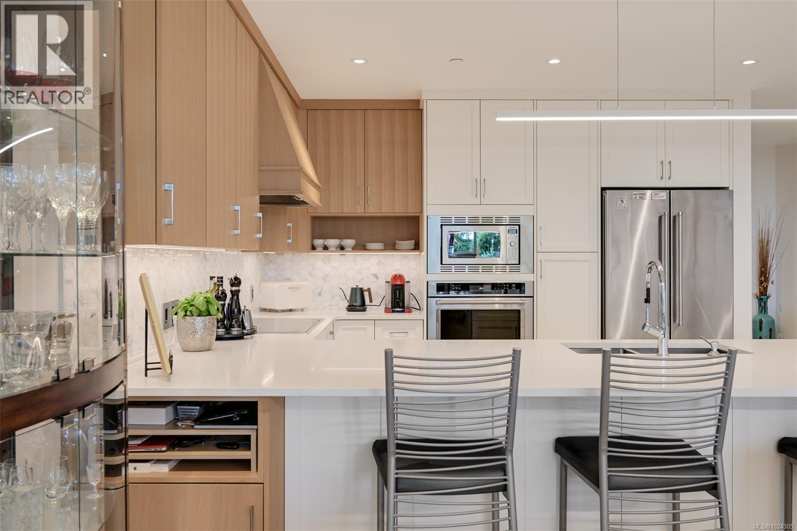 202 5388 Hill Rise Terrace, Saanich