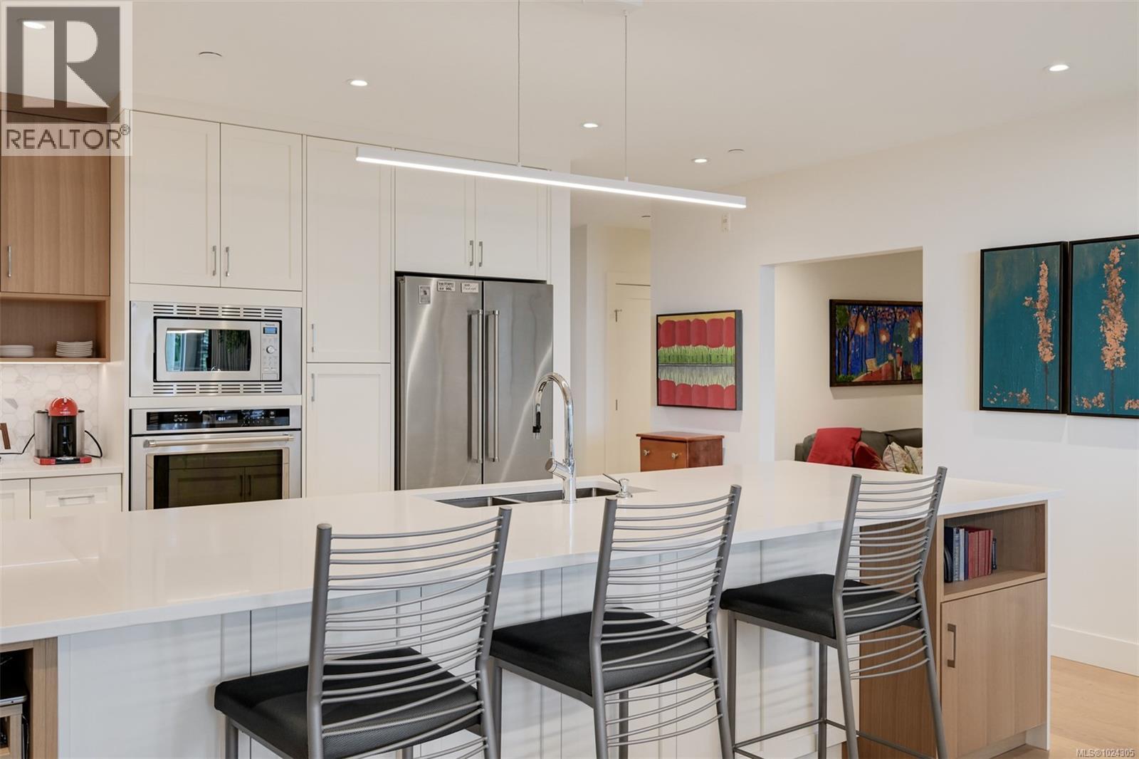 202 5388 Hill Rise Terrace, Saanich