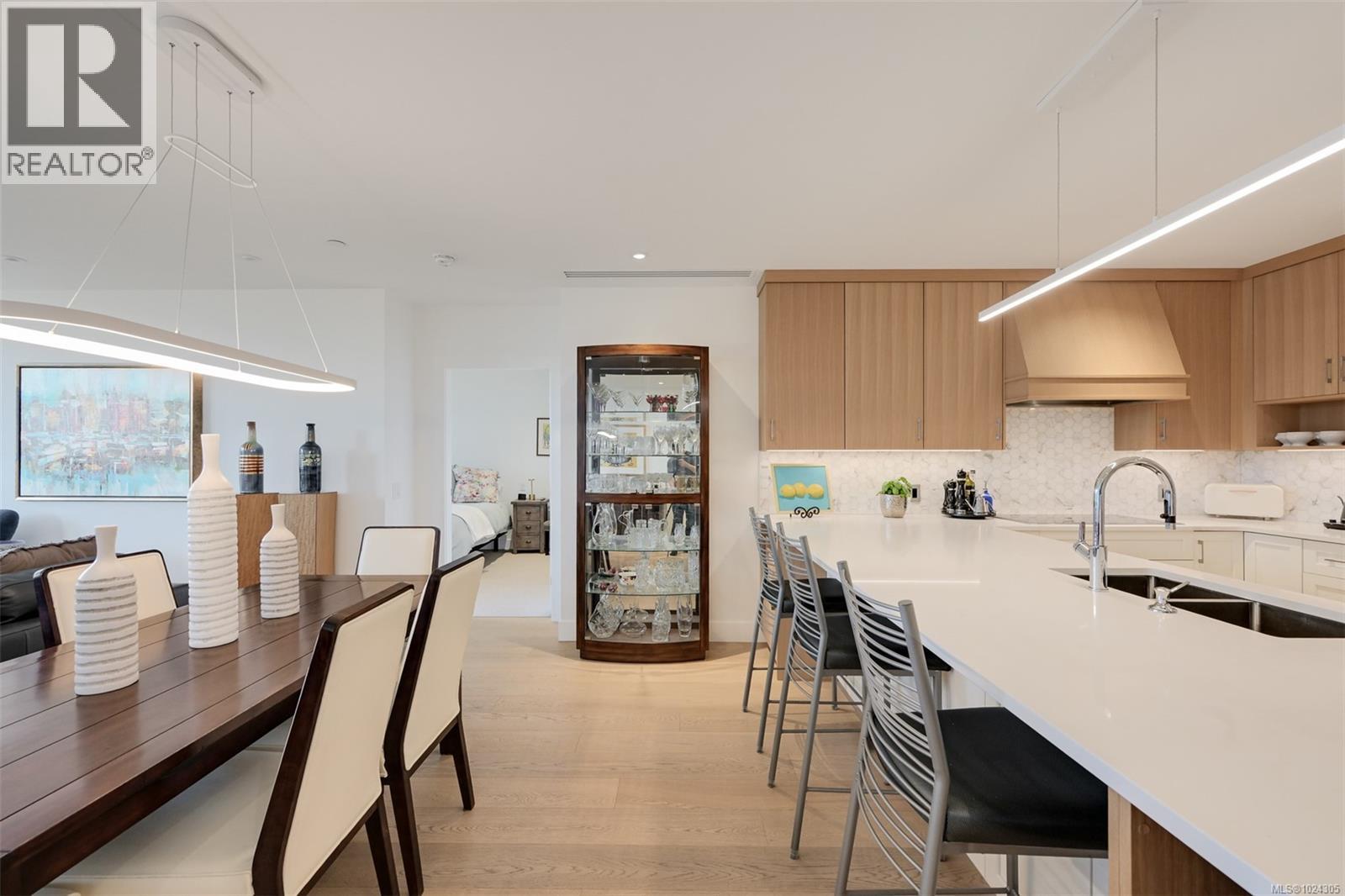 202 5388 Hill Rise Terrace, Saanich