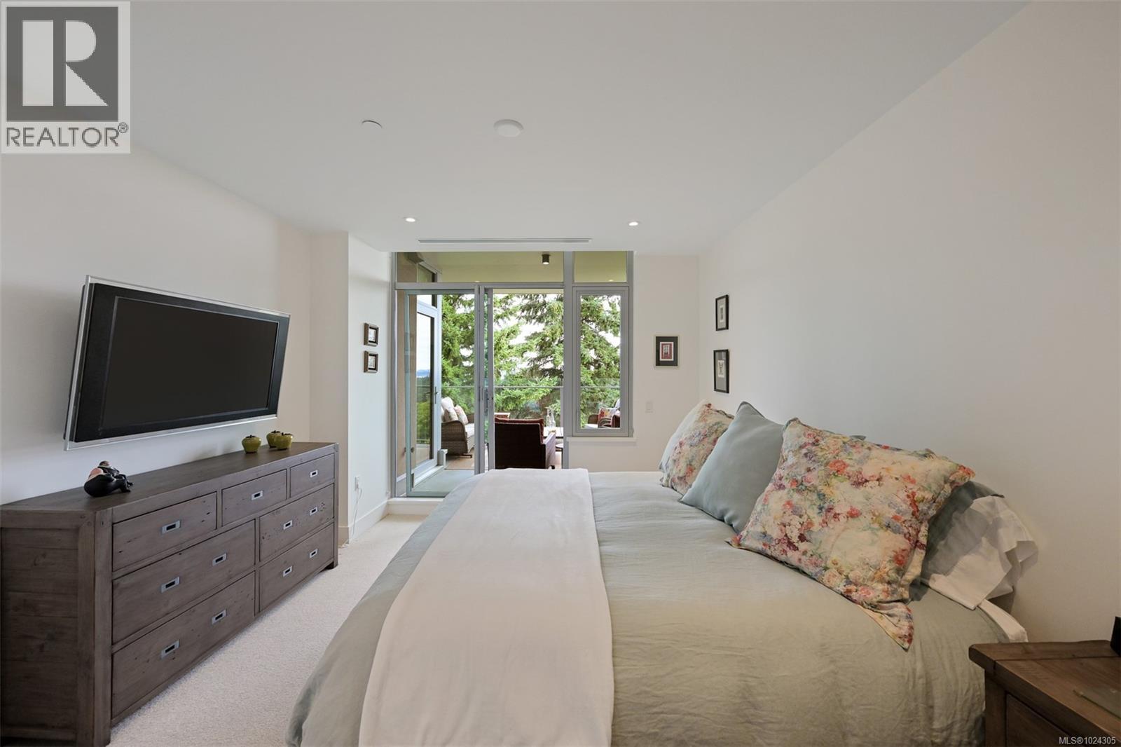 202 5388 Hill Rise Terrace, Saanich