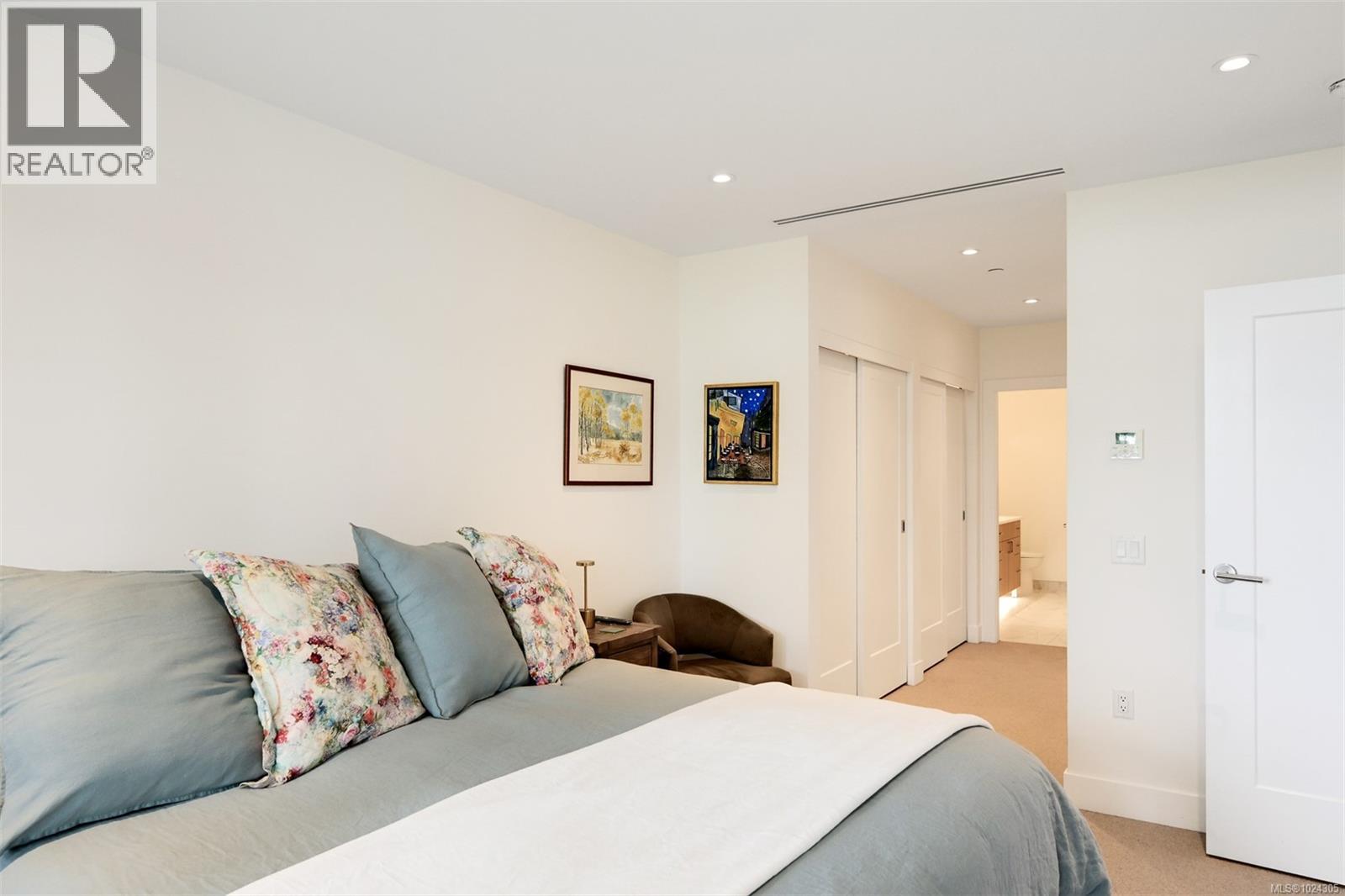 202 5388 Hill Rise Terrace, Saanich