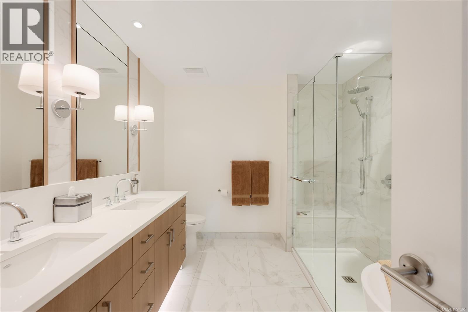 202 5388 Hill Rise Terrace, Saanich