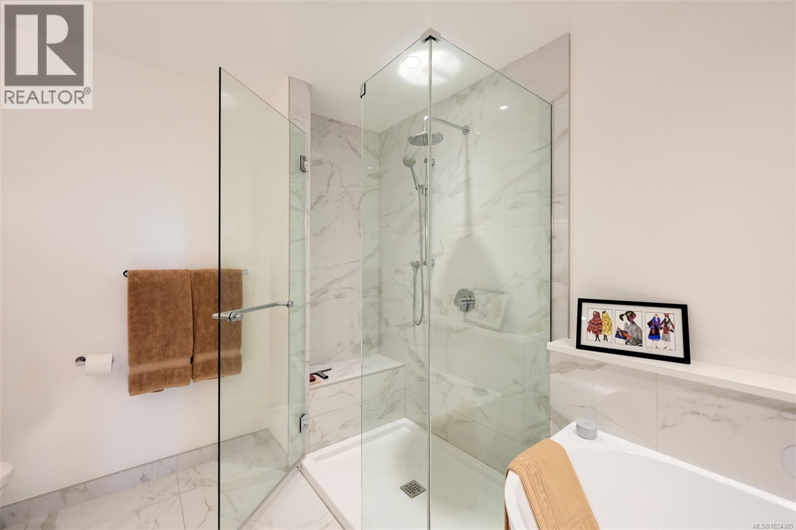 202 5388 Hill Rise Terrace, Saanich