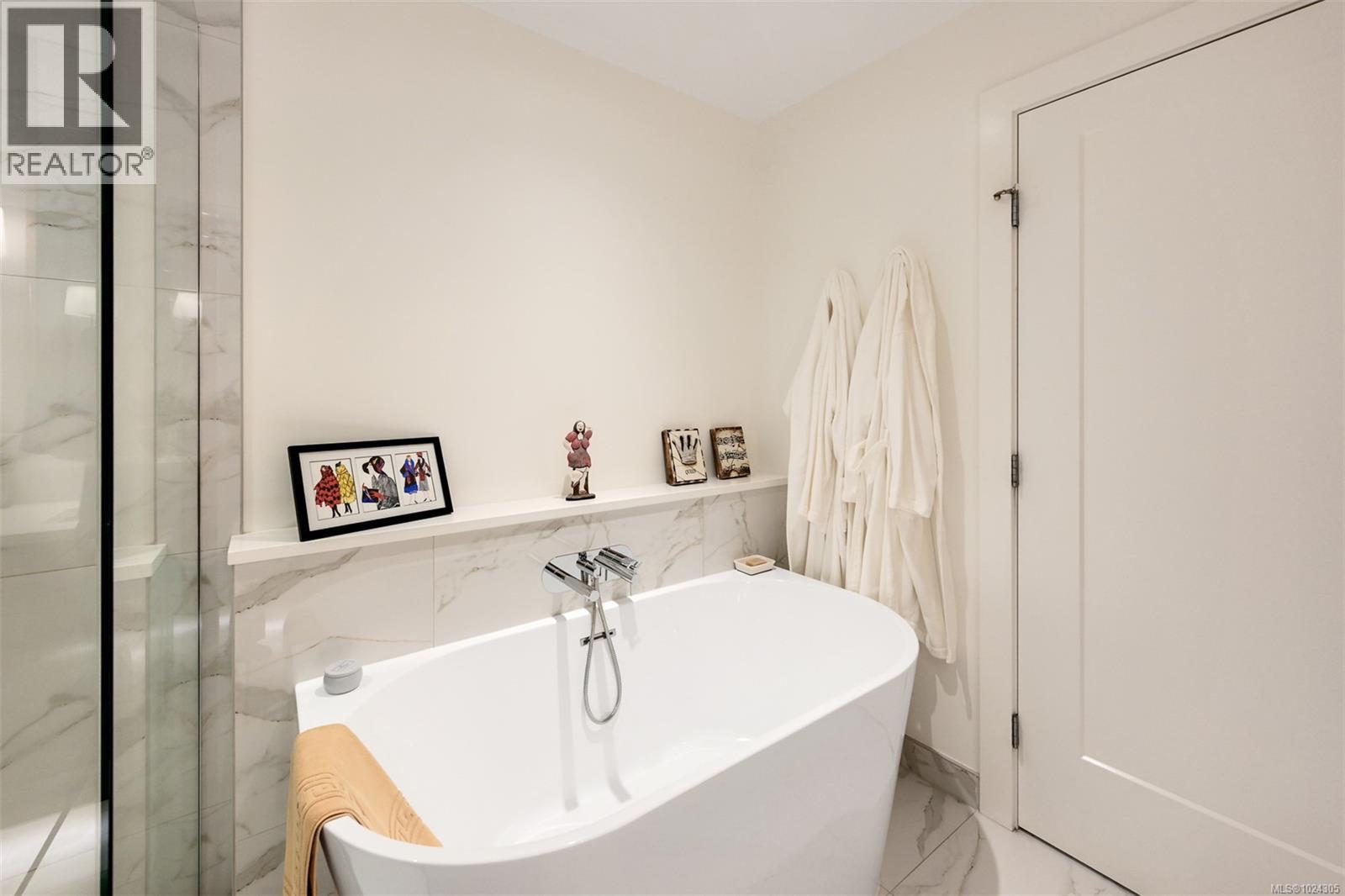 202 5388 Hill Rise Terrace, Saanich