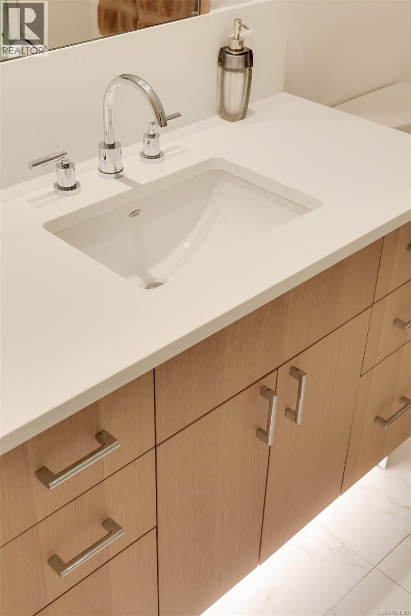 202 5388 Hill Rise Terrace, Saanich