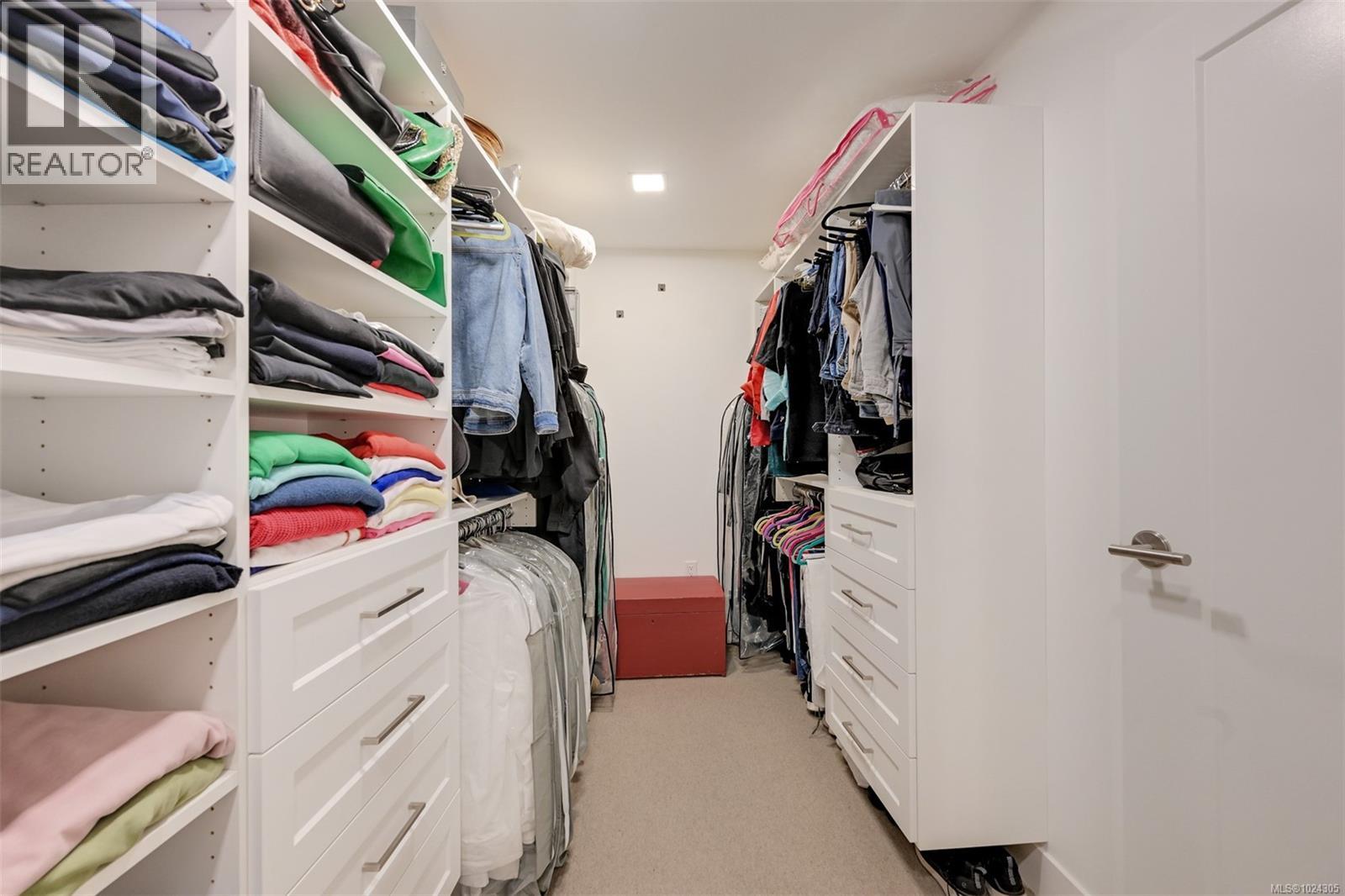 202 5388 Hill Rise Terrace, Saanich