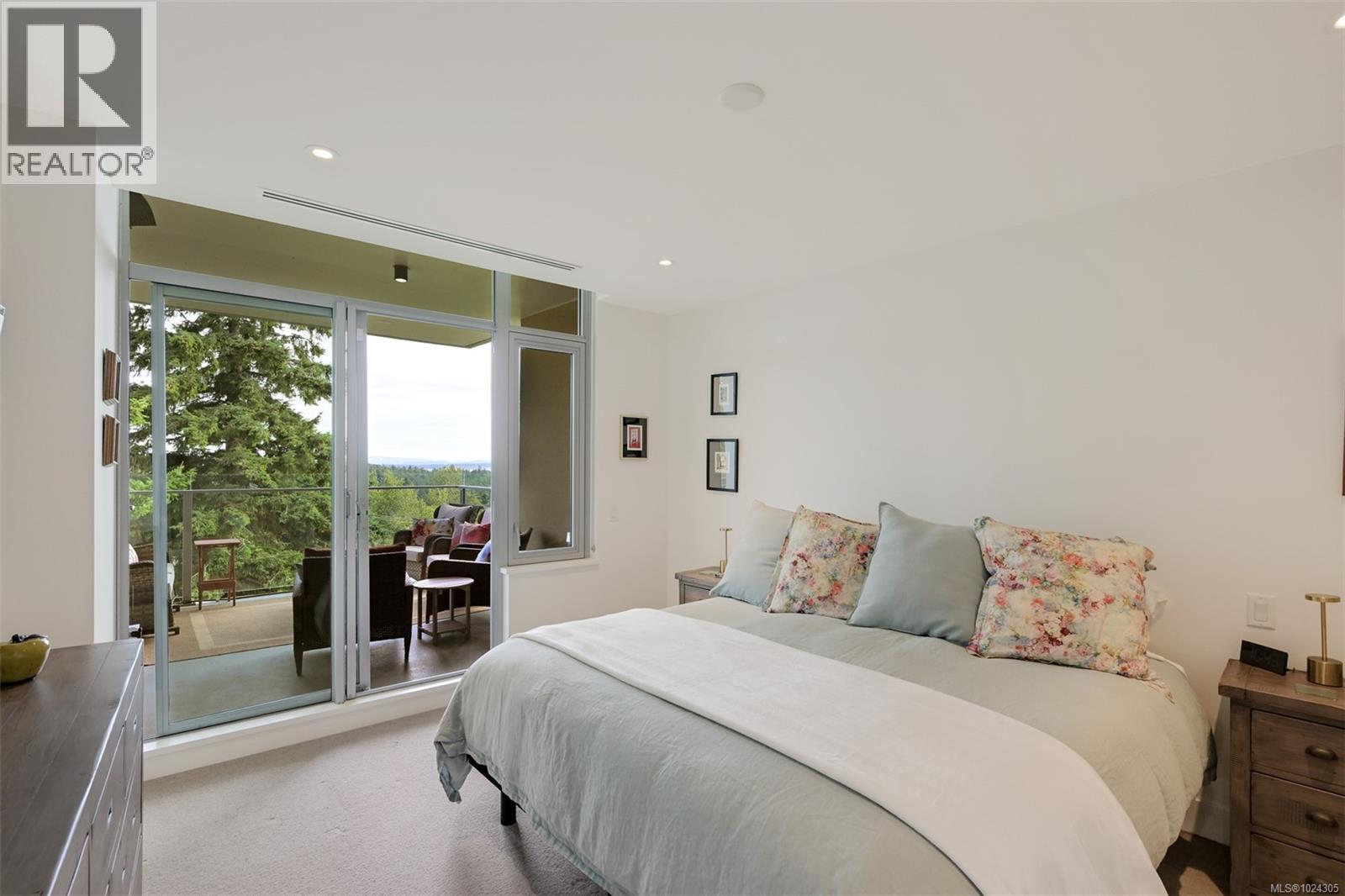 202 5388 Hill Rise Terrace, Saanich