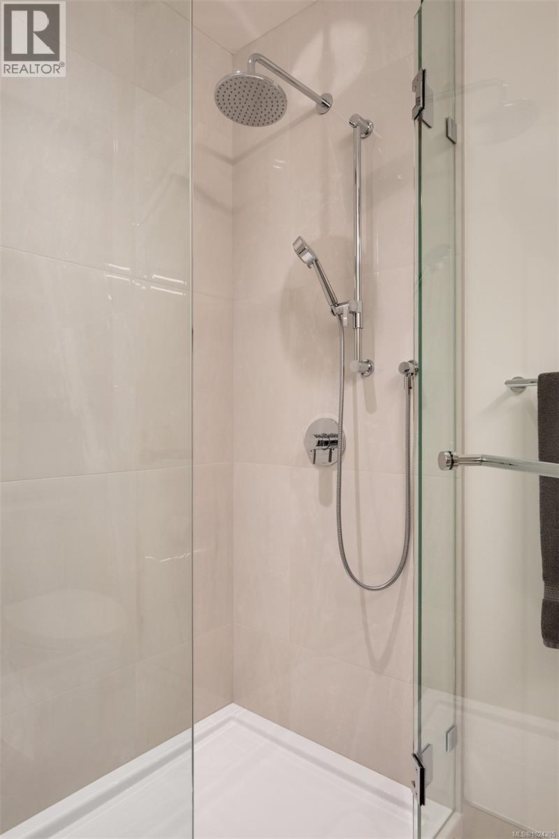 202 5388 Hill Rise Terrace, Saanich