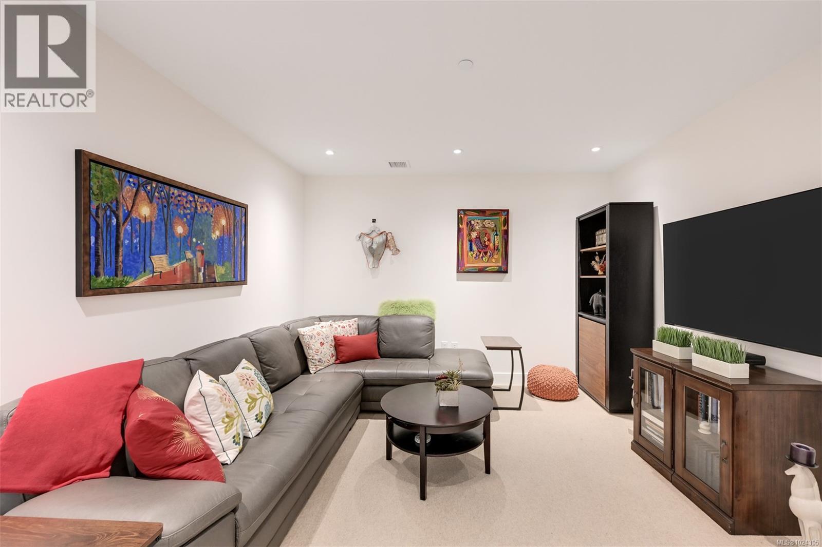 202 5388 Hill Rise Terrace, Saanich