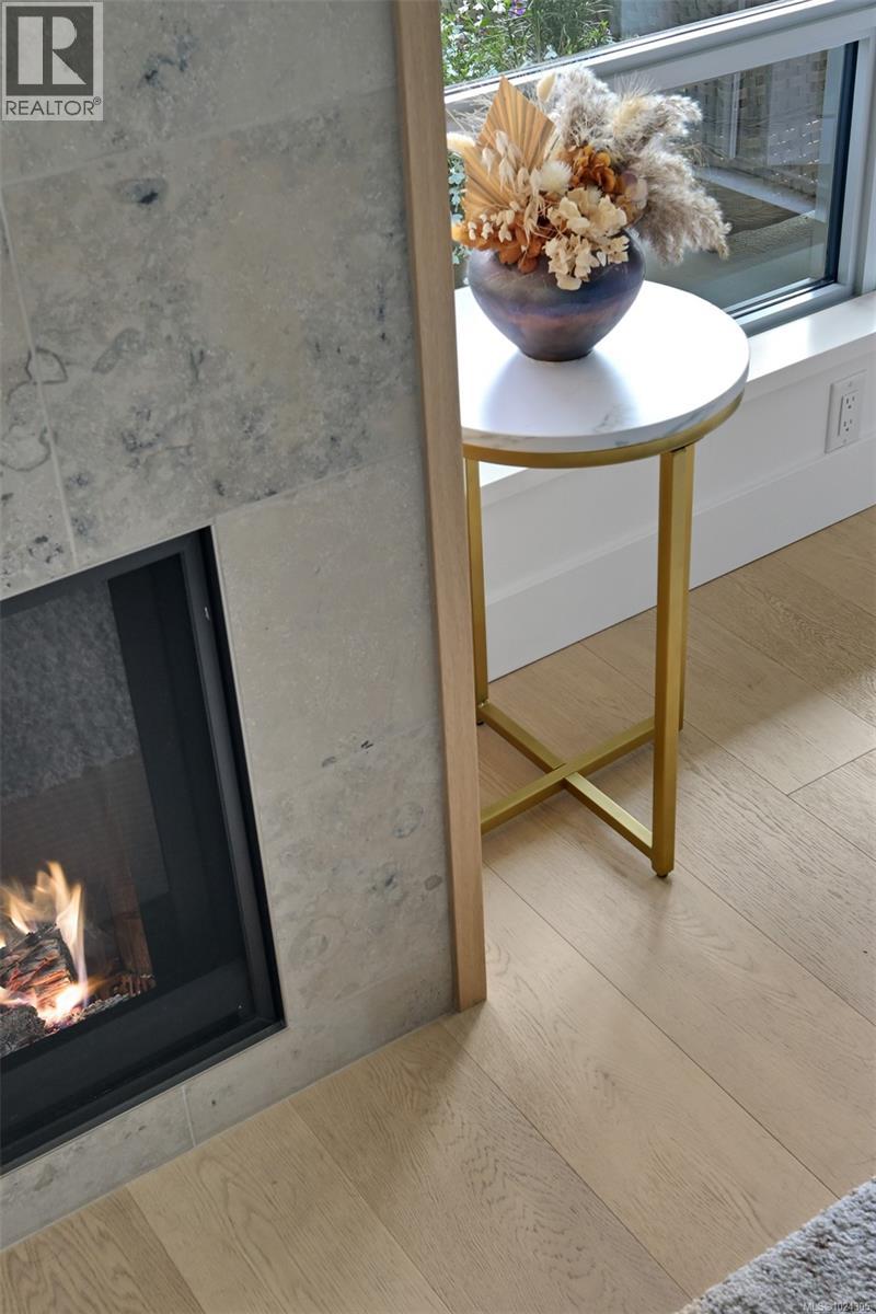 202 5388 Hill Rise Terrace, Saanich