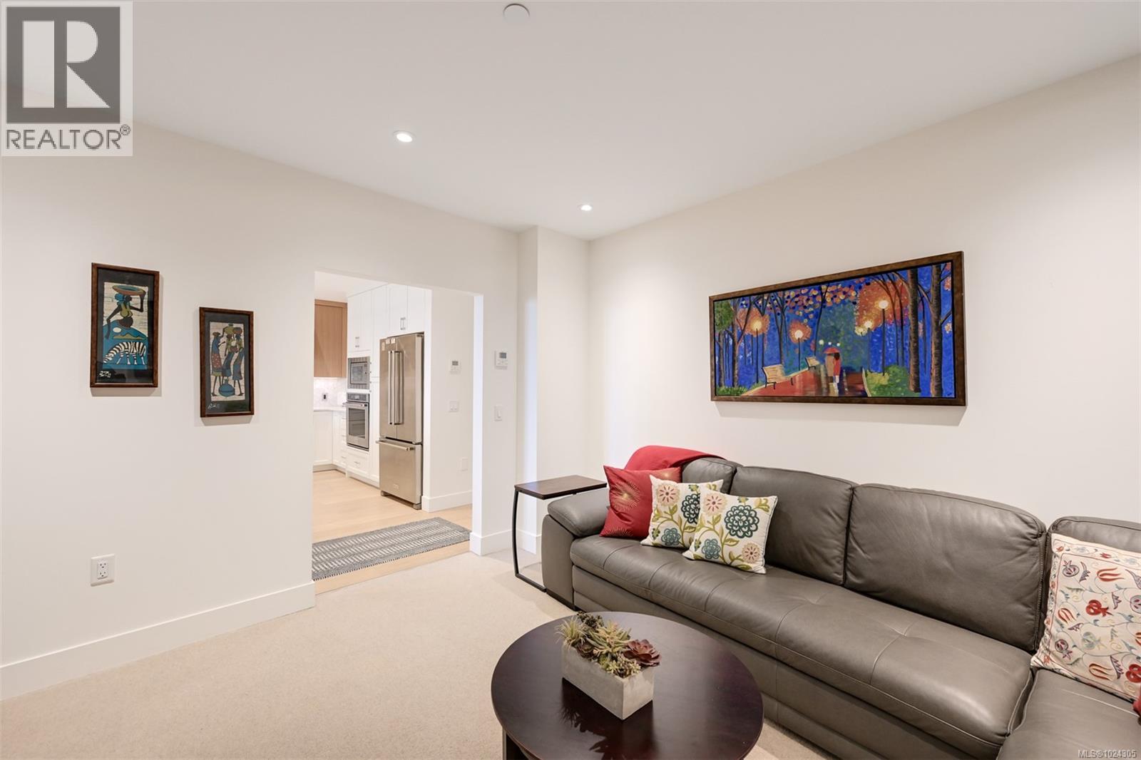 202 5388 Hill Rise Terrace, Saanich