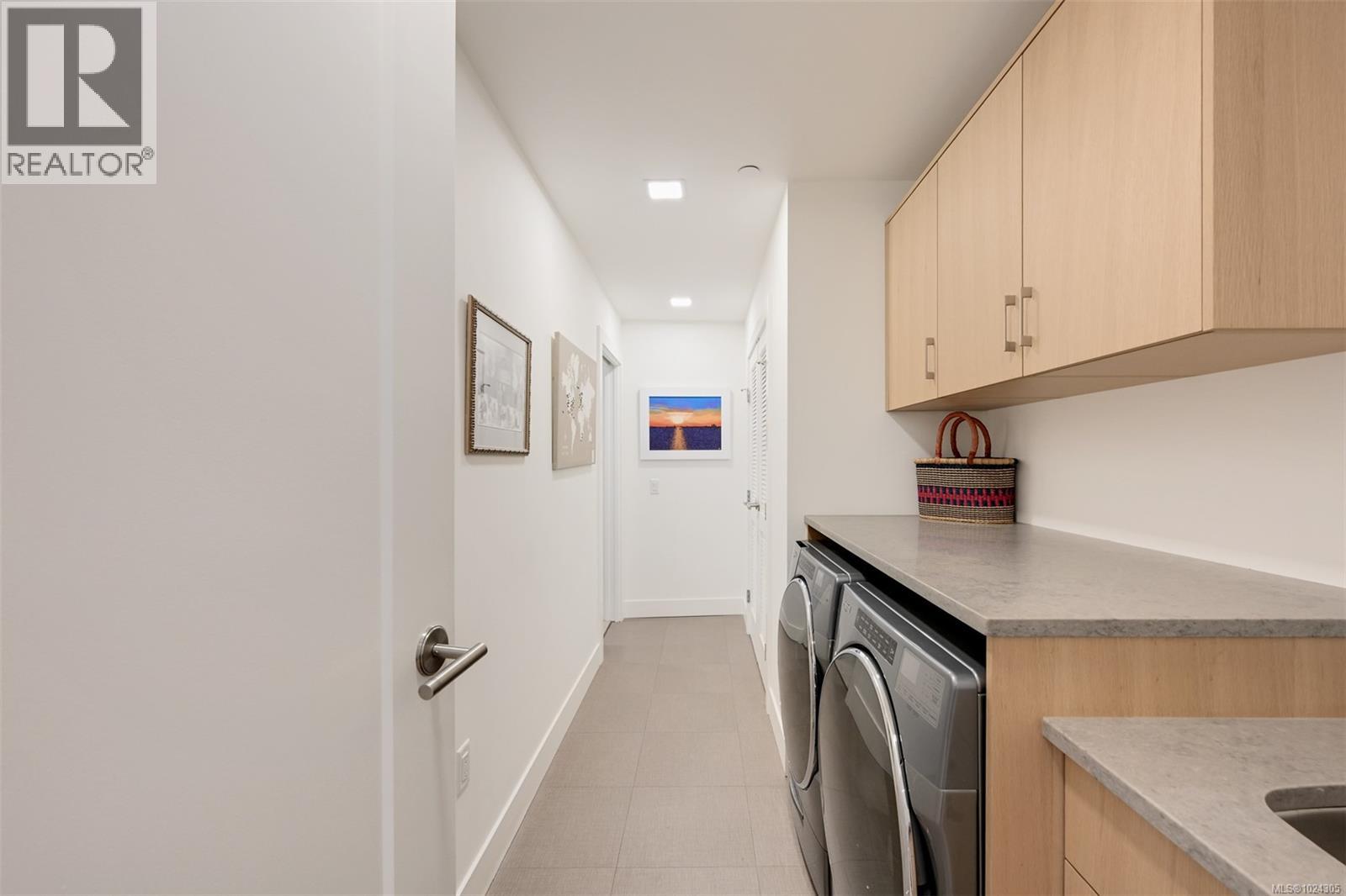 202 5388 Hill Rise Terrace, Saanich