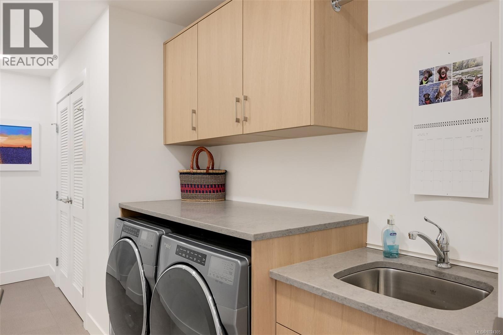 202 5388 Hill Rise Terrace, Saanich