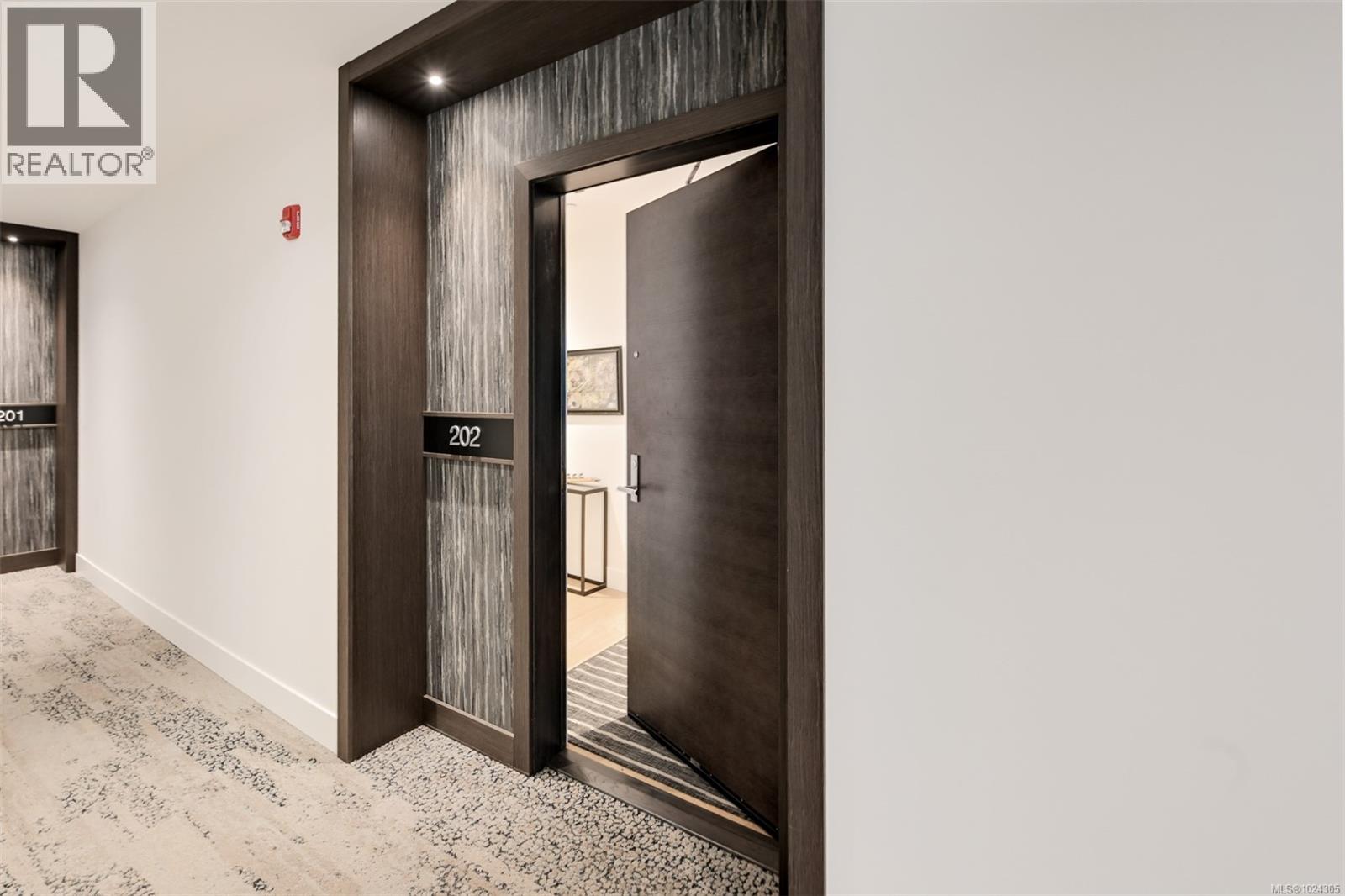 202 5388 Hill Rise Terrace, Saanich