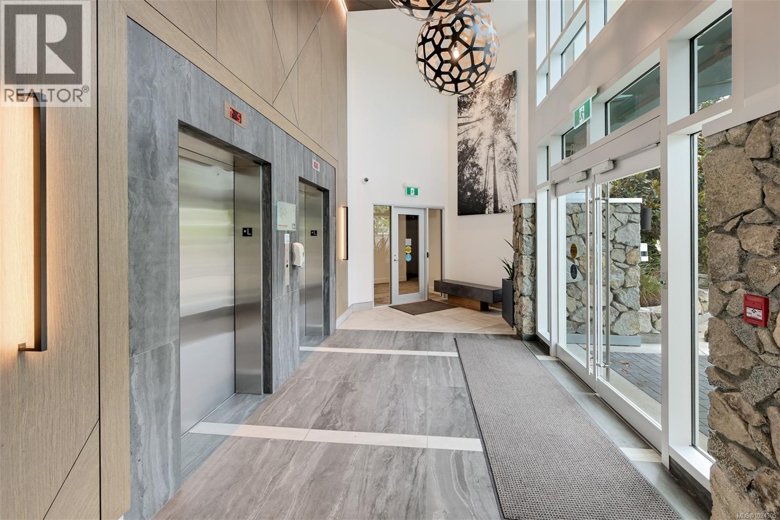 202 5388 Hill Rise Terrace, Saanich