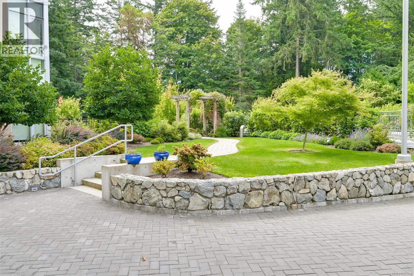 202 5388 Hill Rise Terrace, Saanich