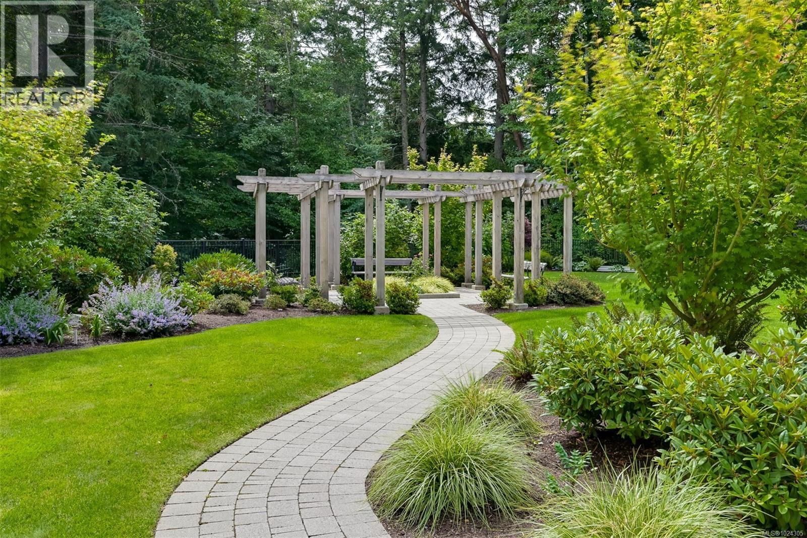 202 5388 Hill Rise Terrace, Saanich