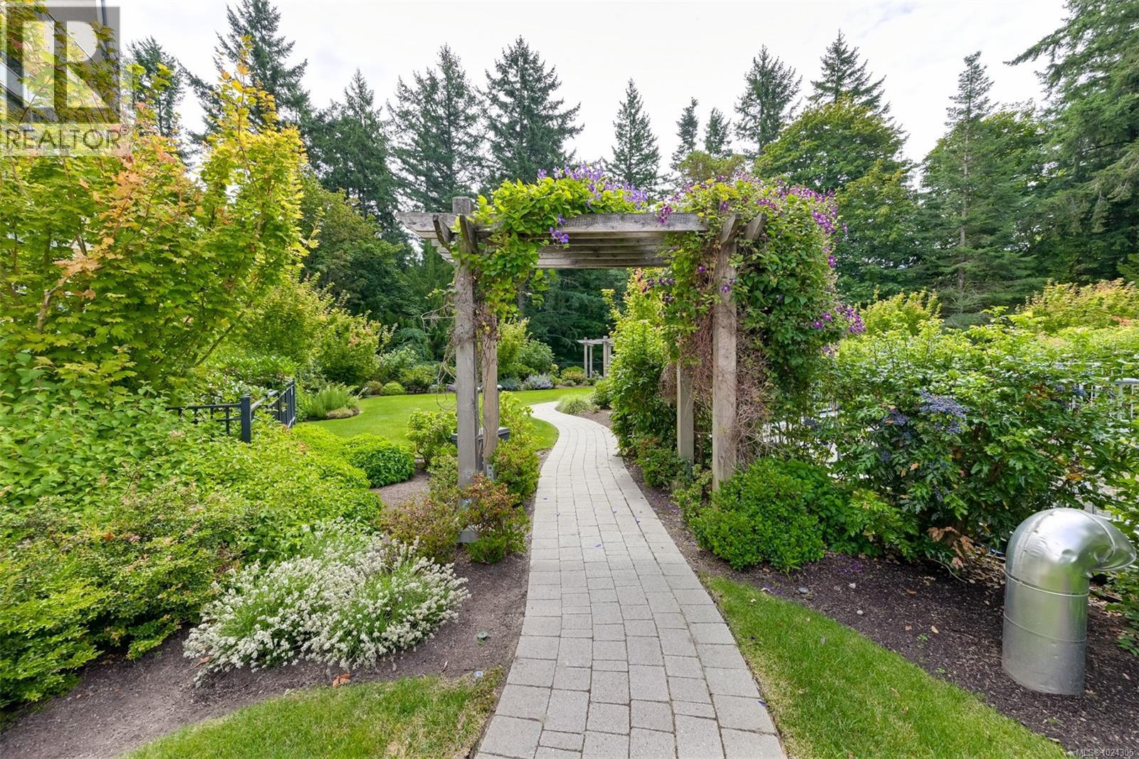 202 5388 Hill Rise Terrace, Saanich