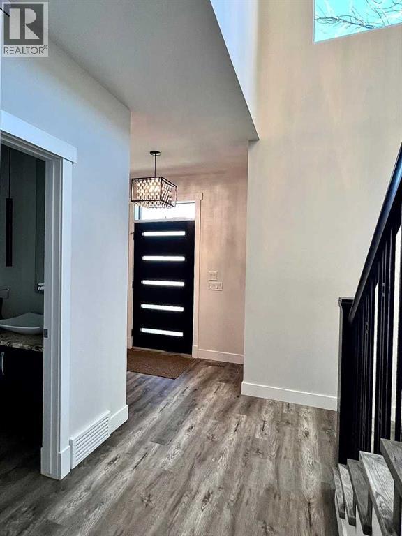 Single Family House for Sale in  Scurfield Drive NW Scenic Acres Calgary 