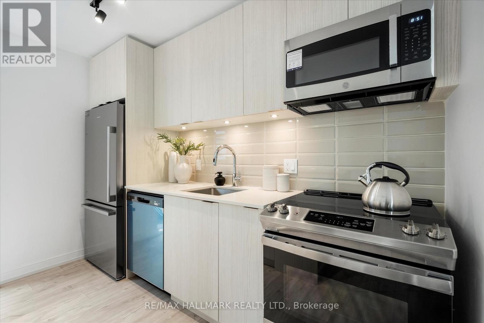 #3 170 CLONMORE AVENUE - 13