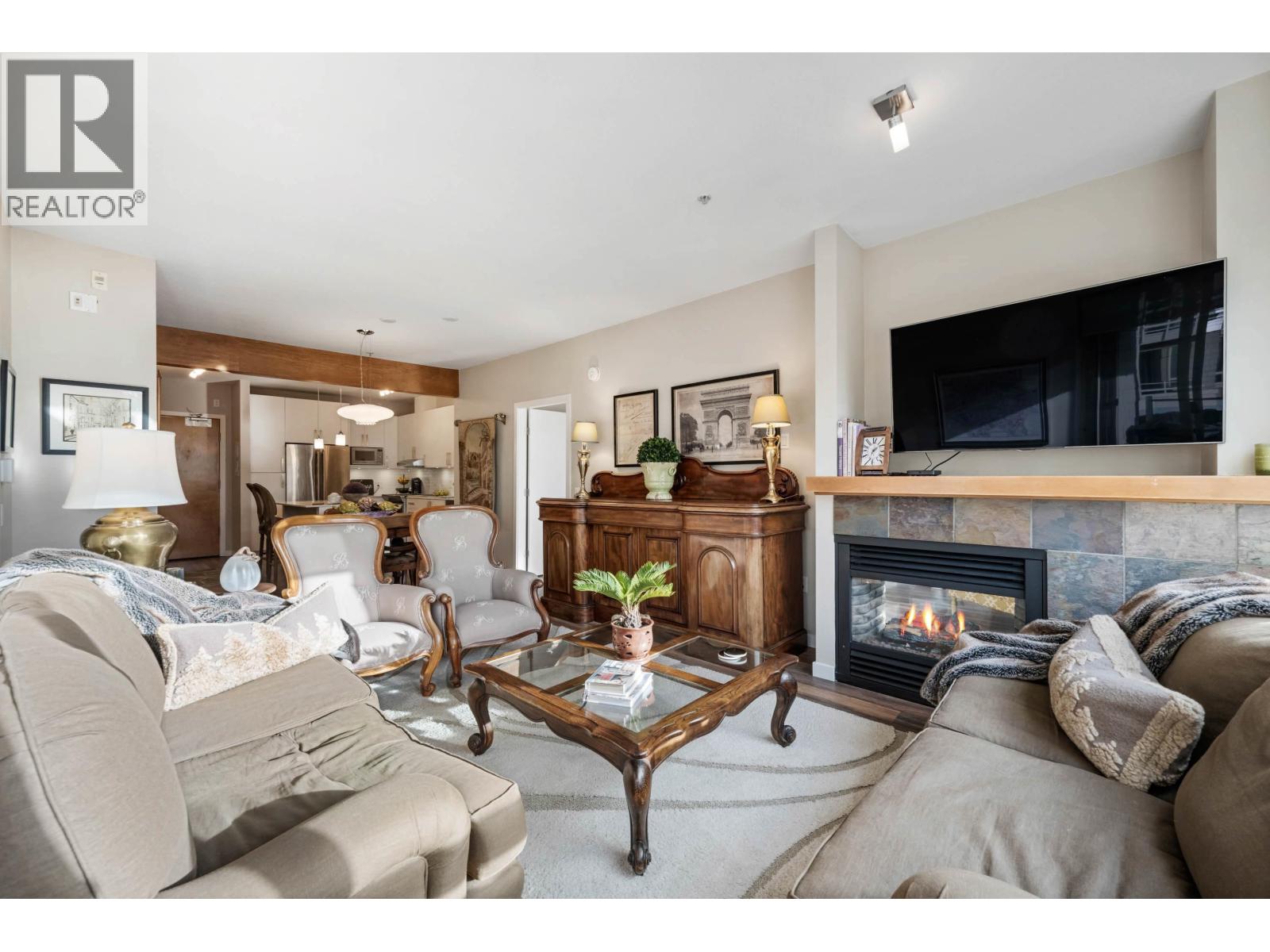 209 560 RAVENWOODS DRIVE, North Vancouver