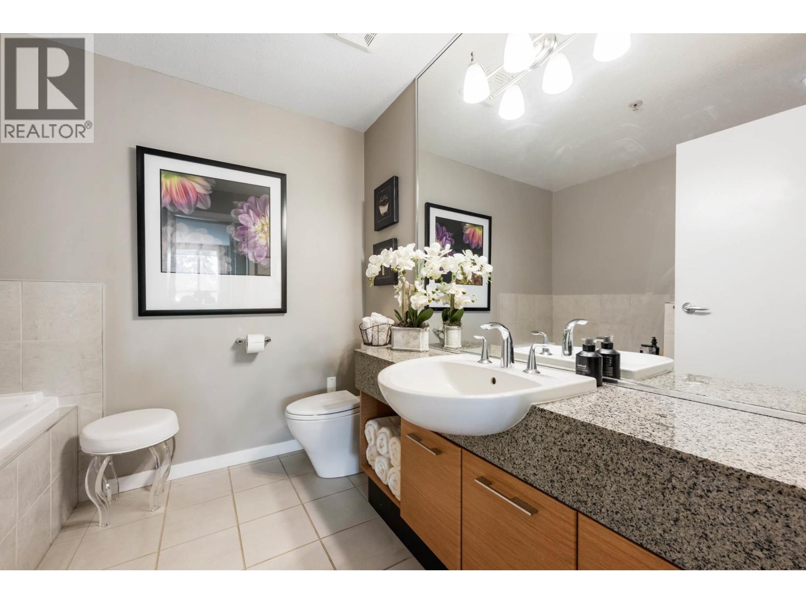 209 560 RAVENWOODS DRIVE, North Vancouver