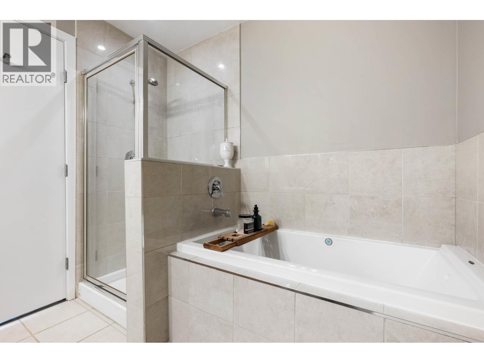 209 560 RAVENWOODS DRIVE, North Vancouver