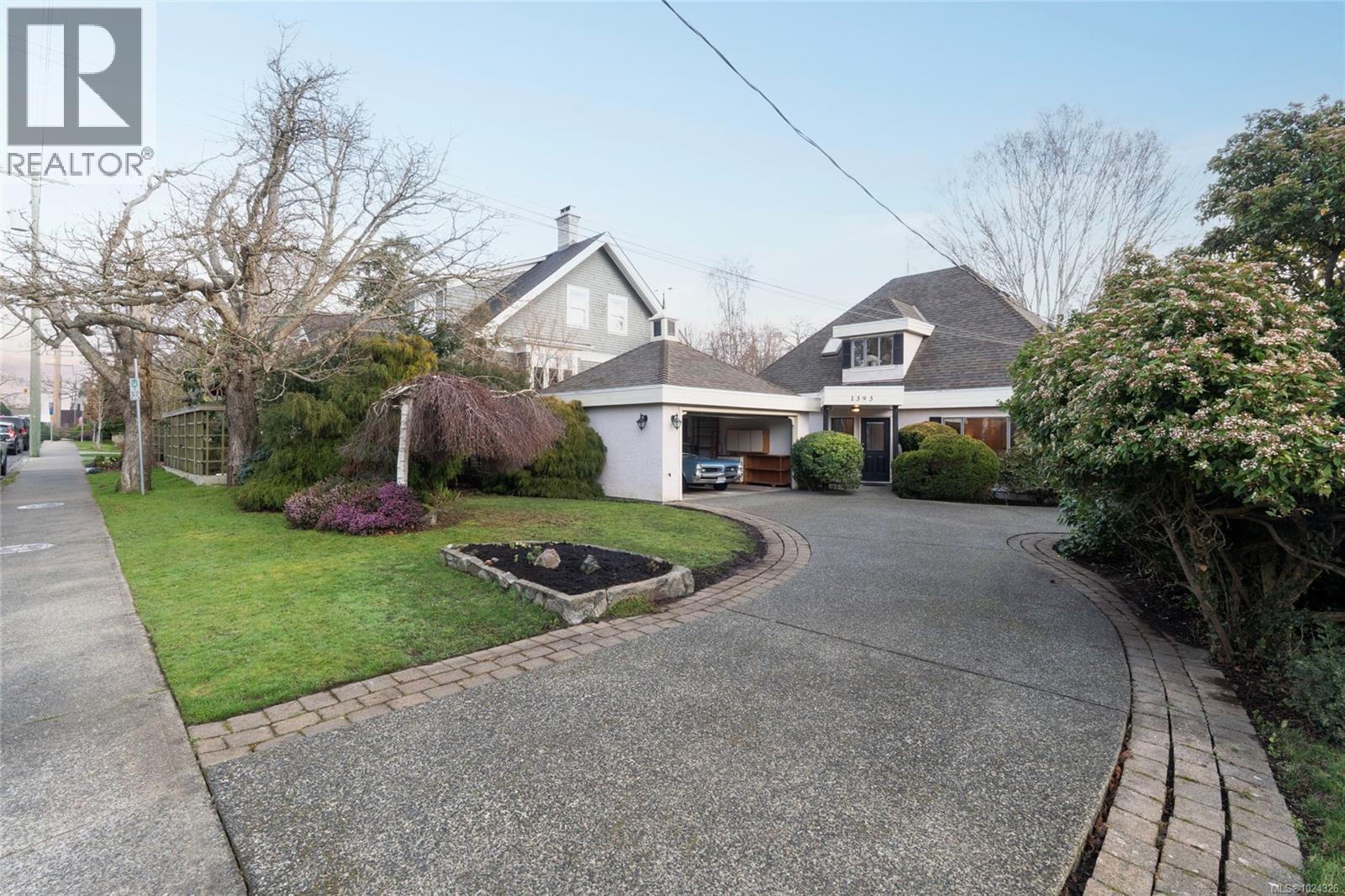 1393 Monterey Ave, Oak Bay