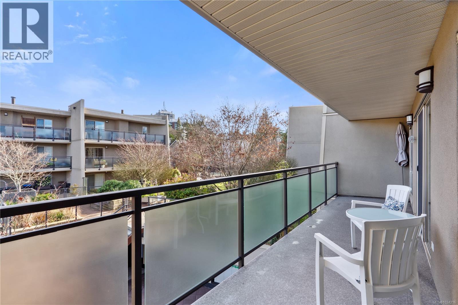 309 1419 Stadacona Ave, Victoria