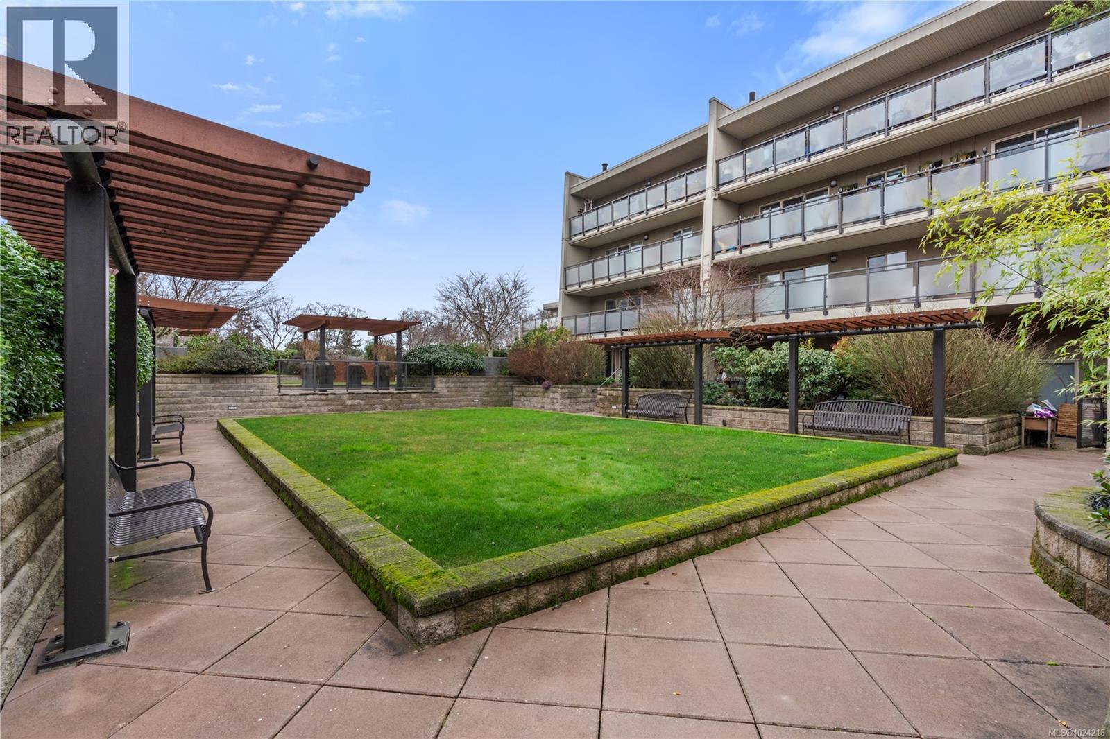 309 1419 Stadacona Ave, Victoria