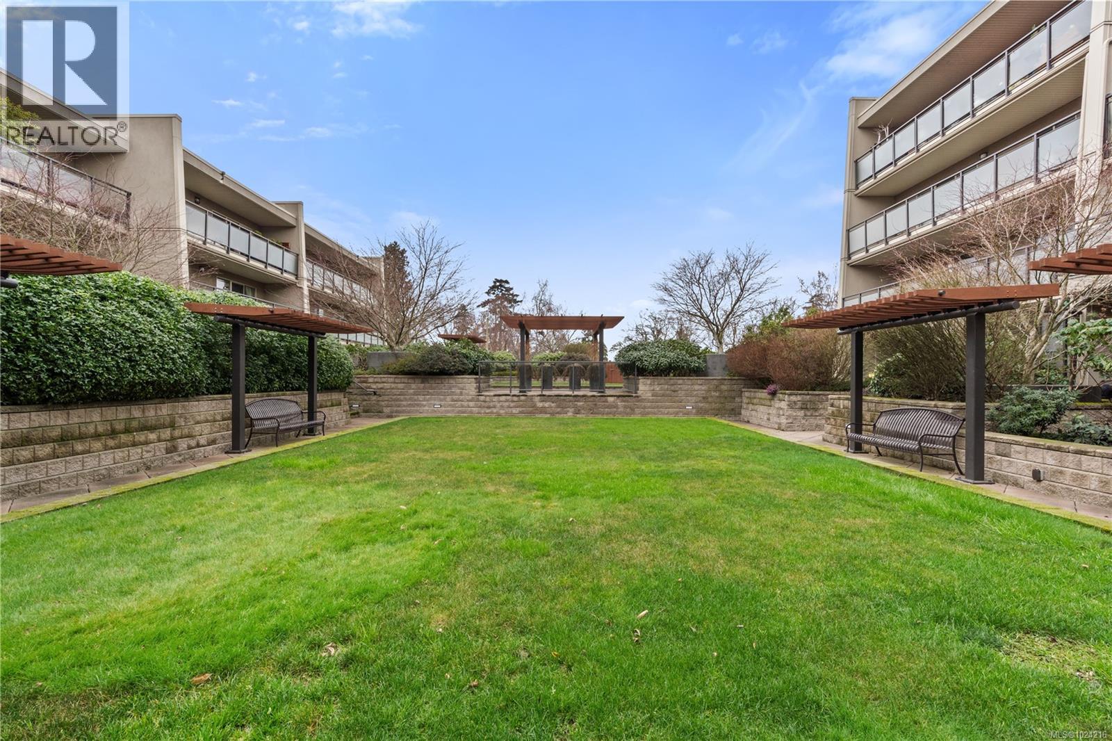 309 1419 Stadacona Ave, Victoria